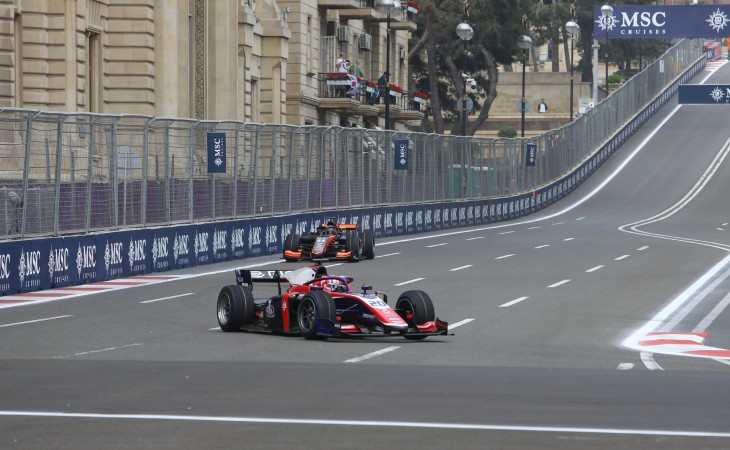Оливер Берман выиграл свободный заезд Формулы-2 в Баку