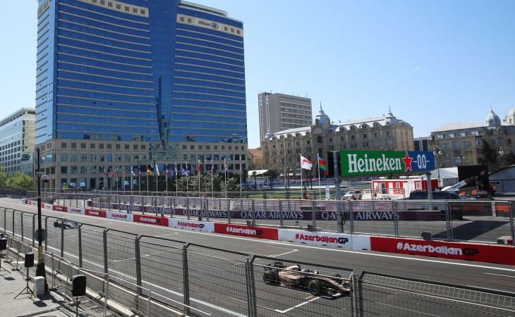 Британский пилот Оливер Берман стал победителем первой спринтерской гонки Формулы-2 в Баку