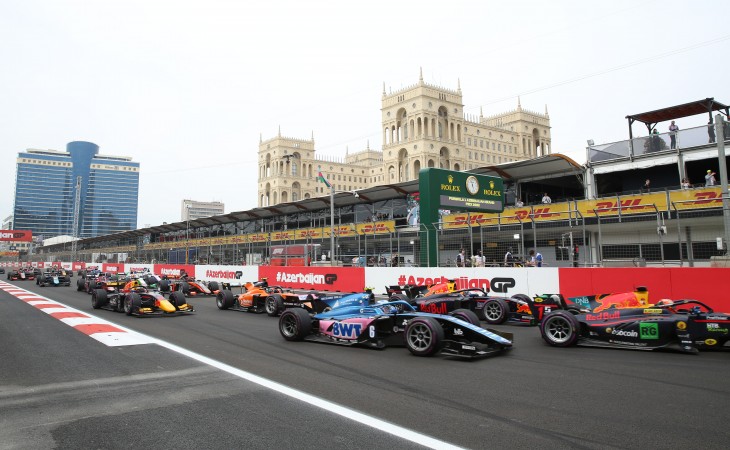 В Баку проходят основные спринтерские гонки Формулы 2