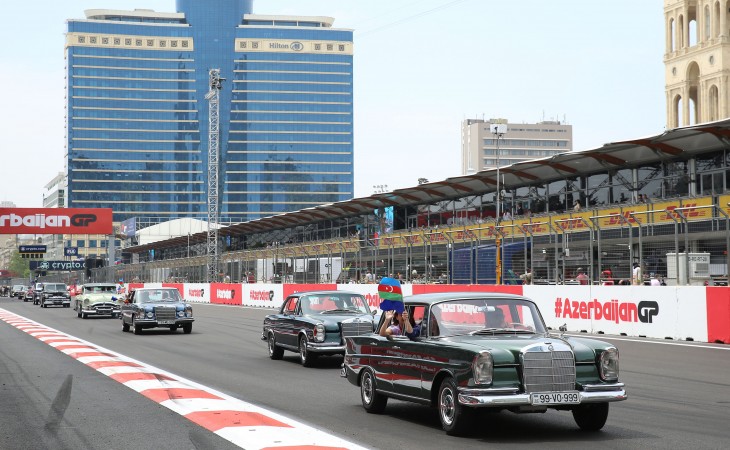 Парад классических автомобилей на трассе Гран-при Азербайджана