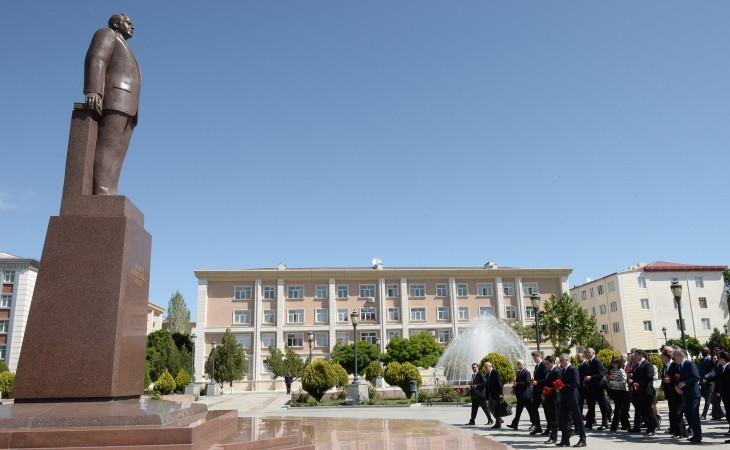 Иностранные дипломаты и военные атташе посетили памятник великому лидеру и Музей Гейдара Алиева в Нахчыване
