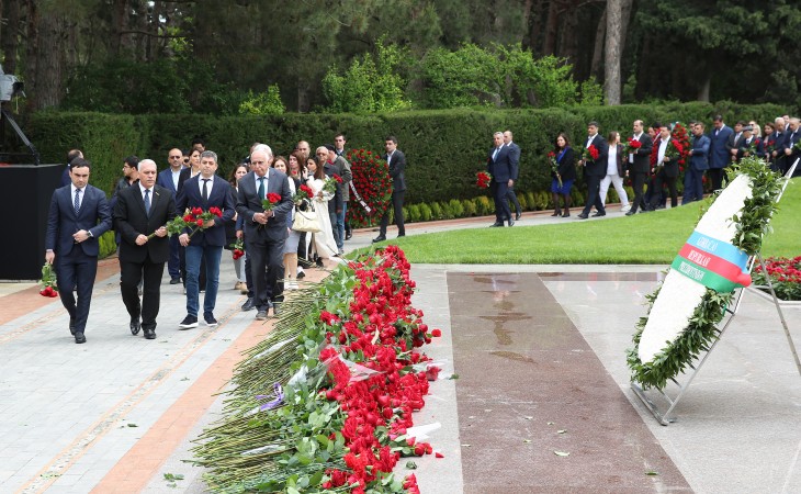 AZERTAC employees pay tribute to Great Leader Heydar Aliyev