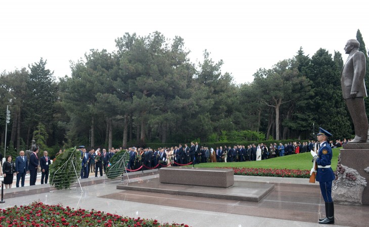 Foreign parliamentarians pay tribute to Great Leader Heydar Aliyev