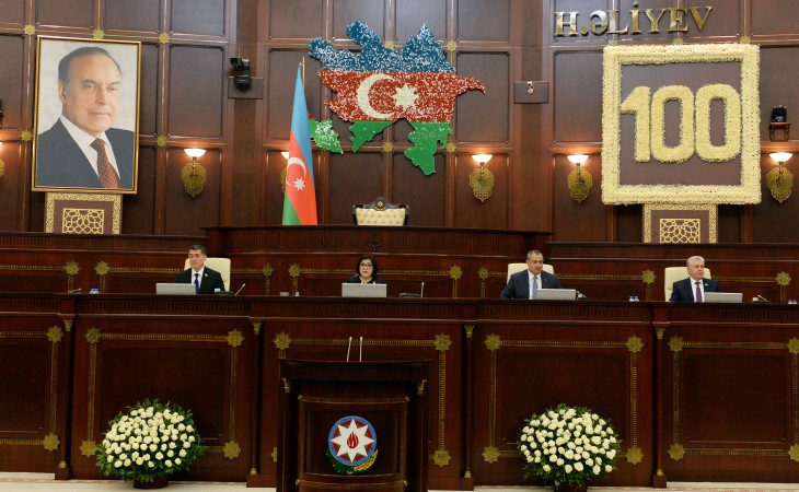 Проходит специальное заседание Милли Меджлиса, посвященное 100-летию общенационального лидера Гейдара Алиева 