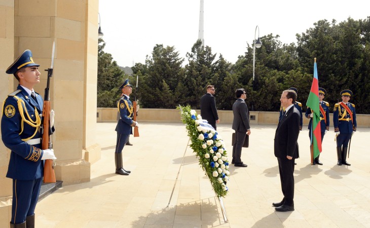 Israeli President Isaac Herzog pays respect to Azerbaijani martyrs