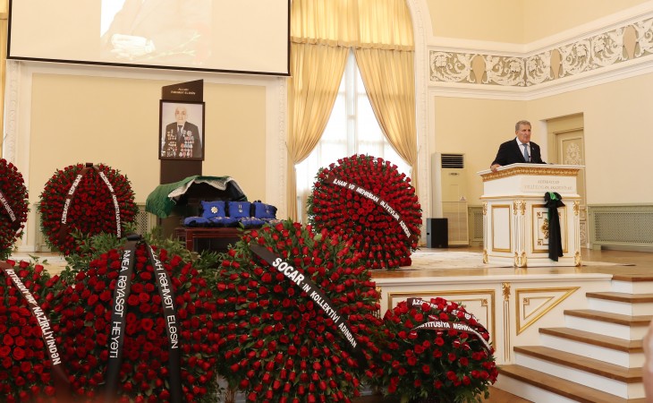 Проходит церемония прощания с первым вице-президентом SOCAR Хошбахтом Юсифзаде
