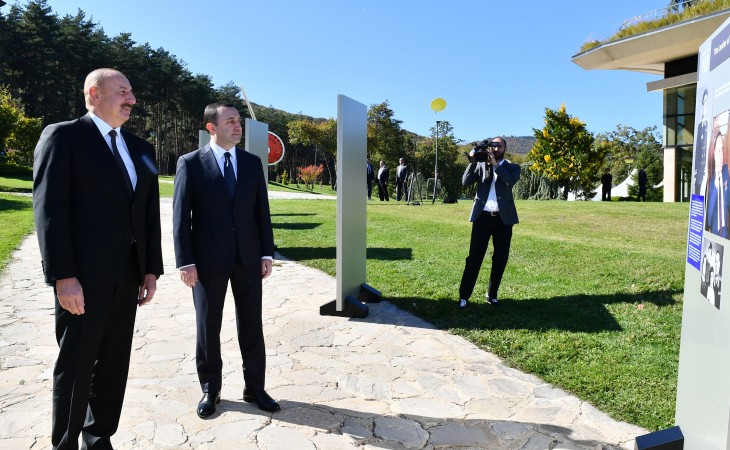 Президент Ильхам Алиев и премьер-министр Ираклий Гарибашвили ознакомились в Тбилиси с фотовыставкой, посвященной 100-летию общенационального лидера Гейдара Алиева