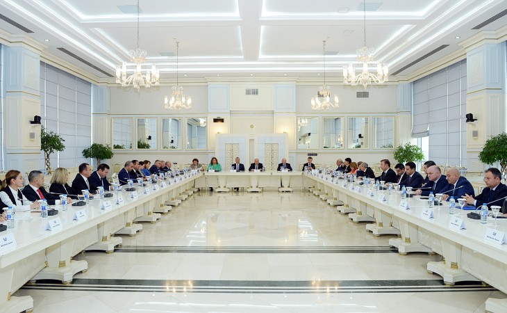 В парламенте проходит конференция на тему «Гейдар Алиев – 100: современный Азербайджан – государство социального благоденствия и социальной справедливости»