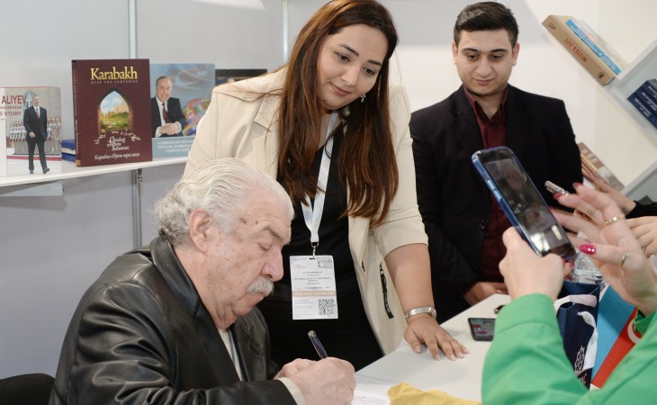 Международная книжная выставка в Баку: Михаил Гусман и Реза Дегати посетили стенд АЗЕРТАДЖ