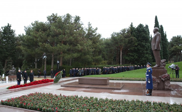 Представители ПЕА посетили могилу великого лидера Гейдара Алиева