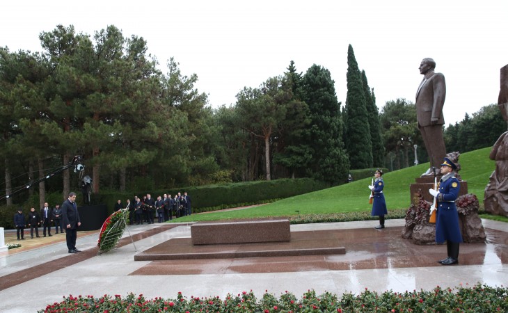 Делегация грузинского парламента посетила могилу великого лидера и Шехидляр хиябаны