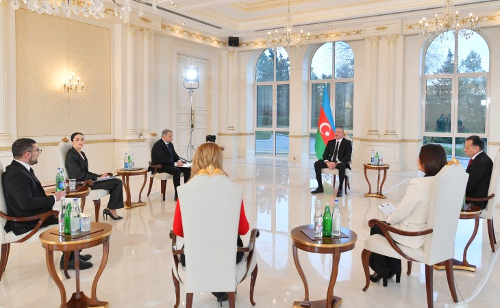 Президент Азербайджана Ильхам Алиев дал интервью местным телеканалам