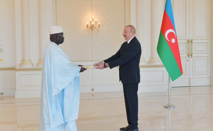 Президент Азербайджана Ильхам Алиев принял верительные грамоты новоназначенного посла Сенегала в нашей стране