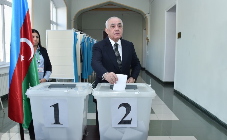 Премьер-министр Али Асадов проголосовал на избирательном участке номер 2