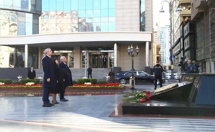 Официальные лица государства и правительства посетили памятник жертвам Ходжалинского геноцида