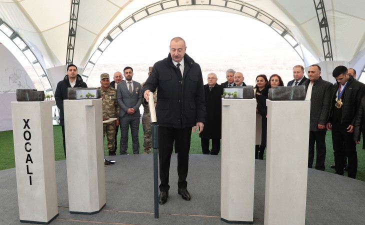 Президент Ильхам Алиев заложил фундамент мемориала жертвам Ходжалинского геноцида и встретился с представителями общественности района 
