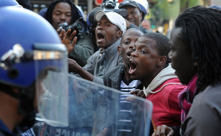 В ЮАР проходят протесты в связи с убийством полицией подростка-инвалида