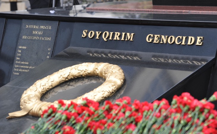 В связи с годовщиой Ходжалинского геноцида граждане посещают памятник «Крик матери»