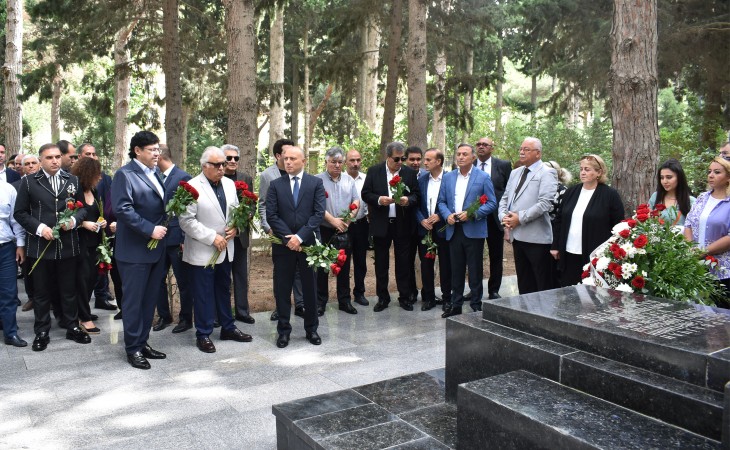 Деятели культуры и искусства посетили могилу великого композитора Узеира Гаджибейли