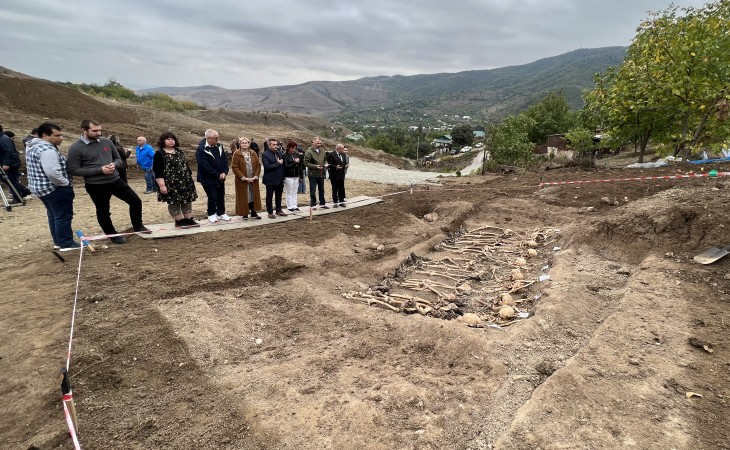 Представители зарубежных неправительственных организаций посетили массовое захоронение в селе Эдилли