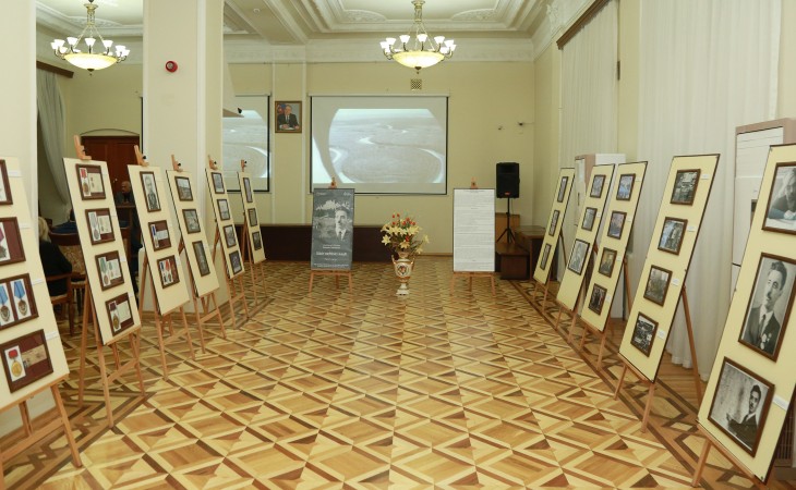 В Музее истории открылась фотовыставка “Азербайджанский Прометей – Фарман Салманов. Открытие сибирской нефти”