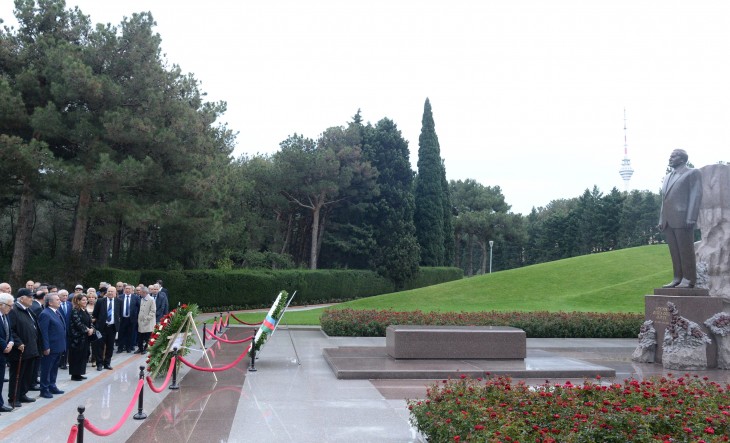 Участники XIII съезда писателей Азербайджана посетили могилу общенационального лидера Гейдара Алиева и Шехидляр хиябаны