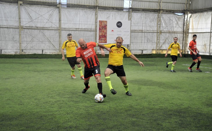 Команда АЗЕРТАДЖ начала с победы на турнире по мини-футболу