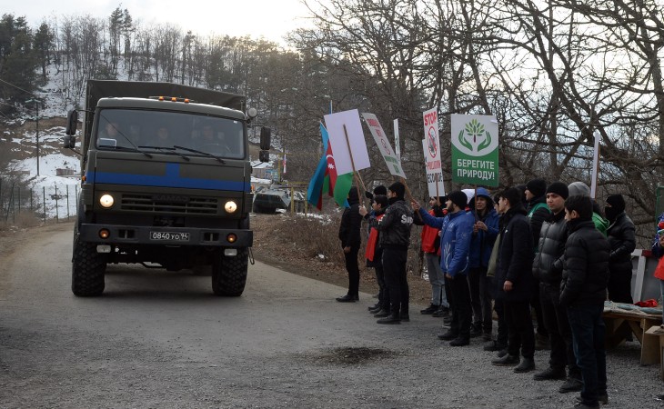 Four more vehicles of Russian peacekeepers passed freely along the protest area