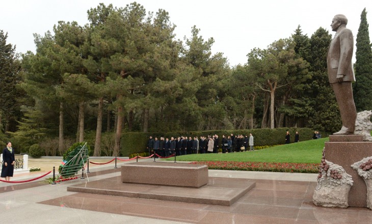 Омбудсмен Сабина Алиева и коллектив аппарата посетили могилу великого лидера и Шехидляр хиябаны
