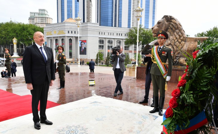 President Ilham Aliyev visited statue of Ismoil Somoni in Dushanbe