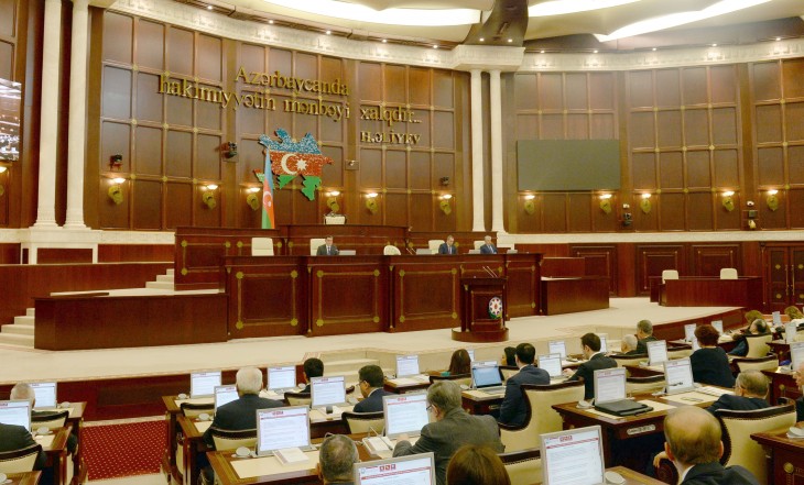 На заседании Милли Меджлиса обсуждаются 11 вопросов