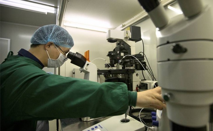 На базе ослабленного коронавируса создали новую вакцину. Ее нужно вводить через нос