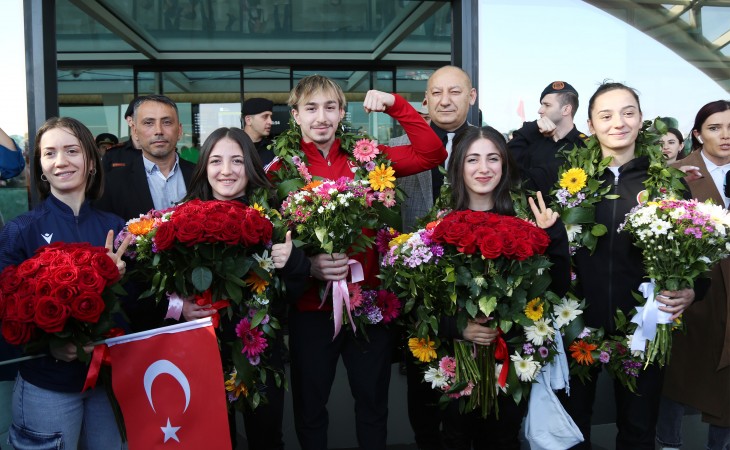 İrəvanda qazandıqları qələbələrini Azərbaycana həsr etmiş türk atletlər ölkəmizə gəliblər