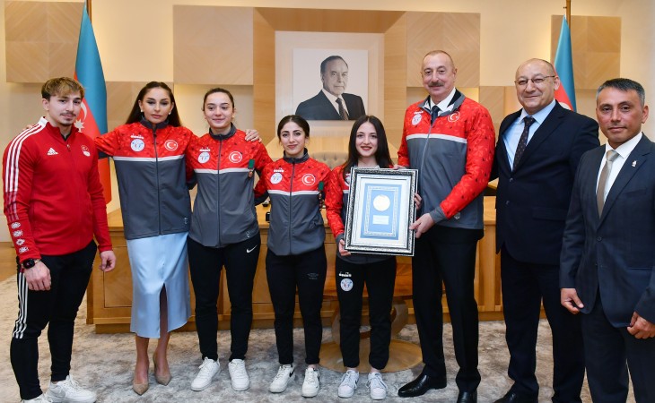 President Ilham Aliyev and First Lady Mehriban Aliyeva met with Turkish athletes who dedicated their victories to Azerbaijan at European Weightlifting Championships