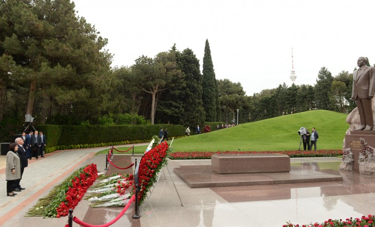 Azerbaijan's state and government officials pay respect to Great Leader Heydar Aliyev