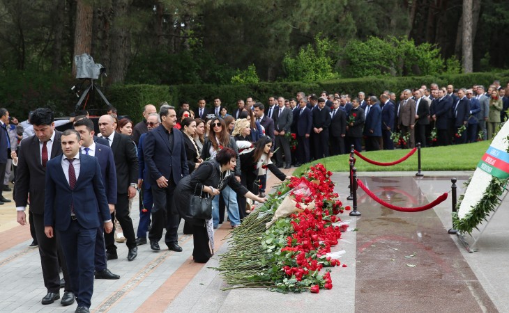 Ulu Öndərin Fəxri xiyabandakı məzarı önündə böyük izdiham yaşanır