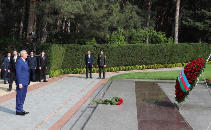 Prezident Administrasiyasının rəhbəri Fəxri xiyabanda Ulu Öndər Heydər Əliyevin məzarını ziyarət edib