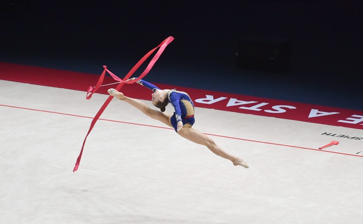 Bədii gimnastlarımız Avropa çempionatında gürzlər ilə proqramlarını icra ediblər