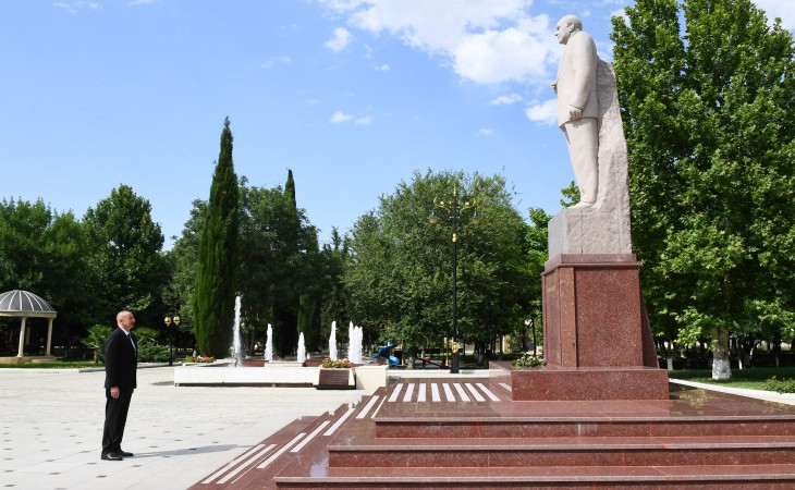 Samuxda ümummilli lider Heydər Əliyevin abidəsini ziyarət