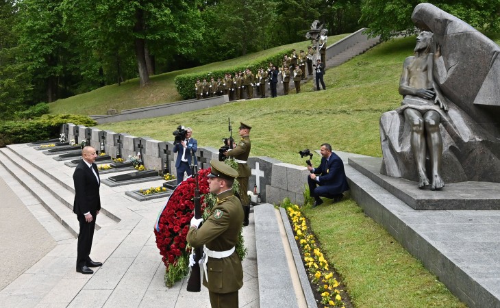 President Ilham Aliyev visited monument to the fallen in struggle for Lithuania's independence 