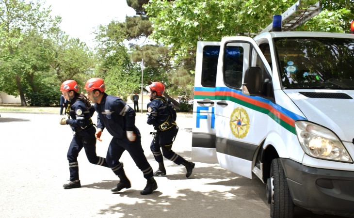Bakı məktəbliləri fövqəladə hallar zamanı davranış qaydaları və təxliyə mövzusunda təlim keçiblər