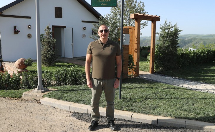 Prezident İlham Əliyev Laçında 1 Dekabr küçəsində lövhənin açılışını edib, bərpa olunmuş evlə tanış olub 