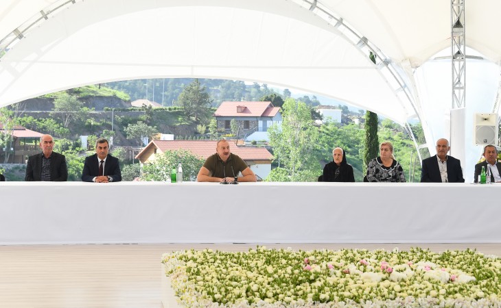 Prezident İlham Əliyev Laçın şəhərinə qayıdan əhali ilə görüşüb, evlərin açarlarını onlara təqdim edib