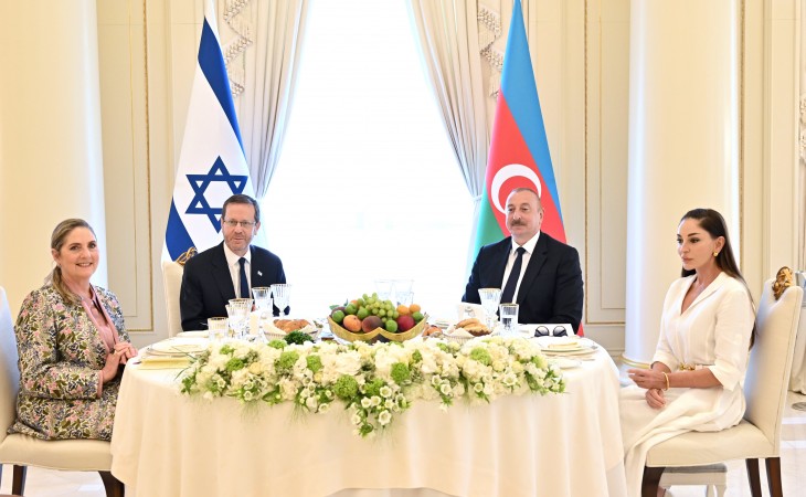 Ali qonağın şərəfinə