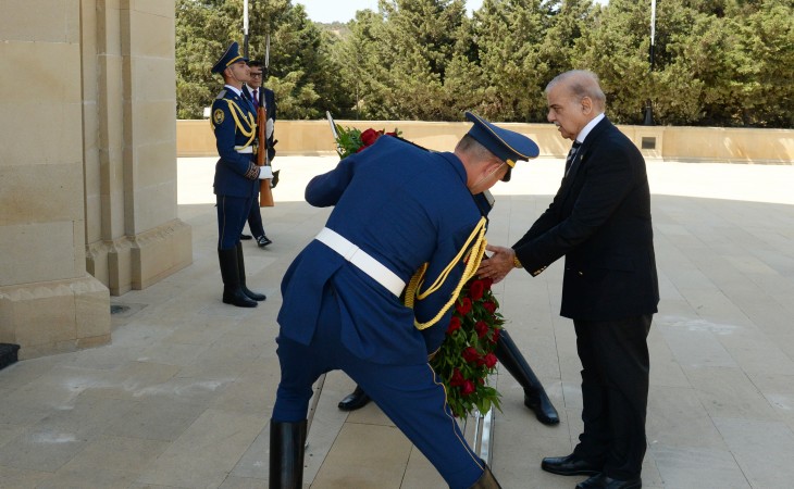 Pakistanın Baş naziri Məhəmməd Şahbaz Şərif Şəhidlər xiyabanını ziyarət edib