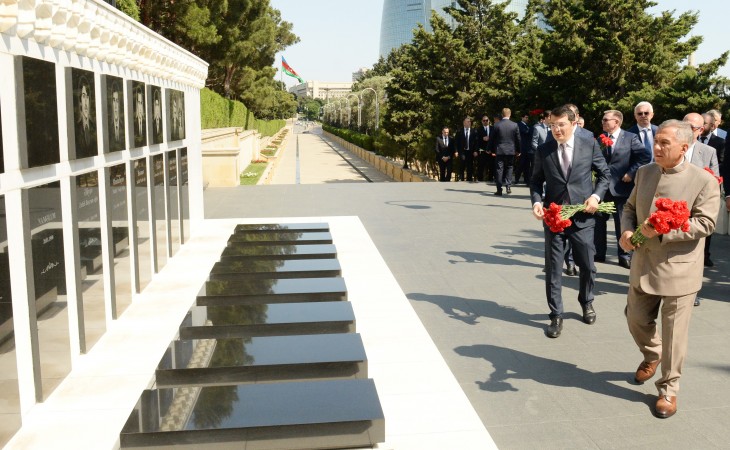Rüstəm Minnixanov Şəhidlər xiyabanını ziyarət edib
