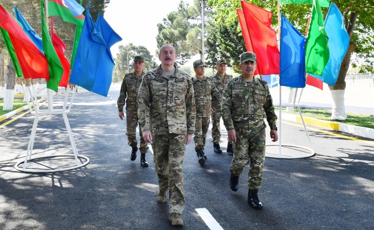 President Ilham Aliyev viewed conditions created at one of commando military units of Ministry of Defense, and presented battle flag to military unit 