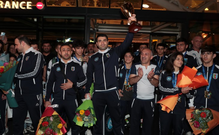 Tarixdə ilk dəfə Avropa çempionatının komanda yarışlarında qızıl medal qazanan millimiz Vətənə qayıdıb