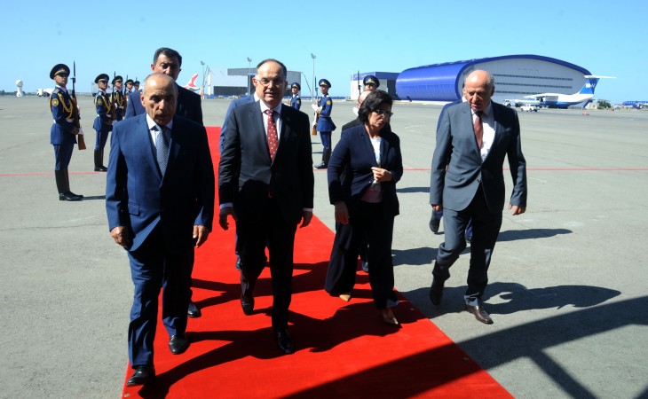 Albaniya Prezidenti Bayram Beqay Azərbaycana rəsmi səfərə gəlib