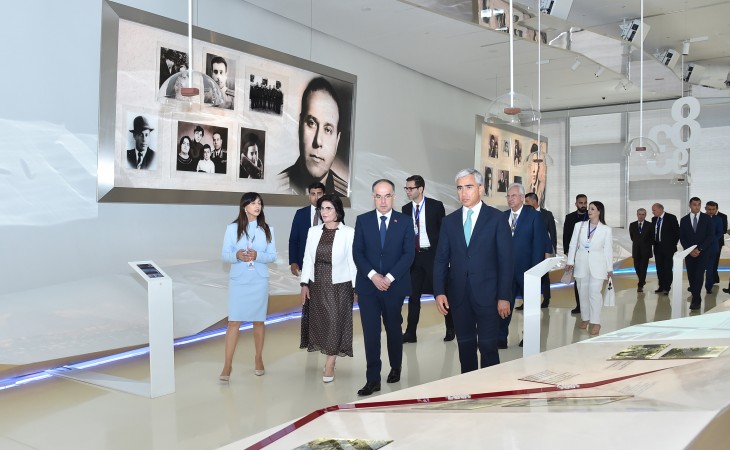 Albaniya Prezidenti və xanımı Heydər Əliyev Mərkəzi ilə tanış olublar